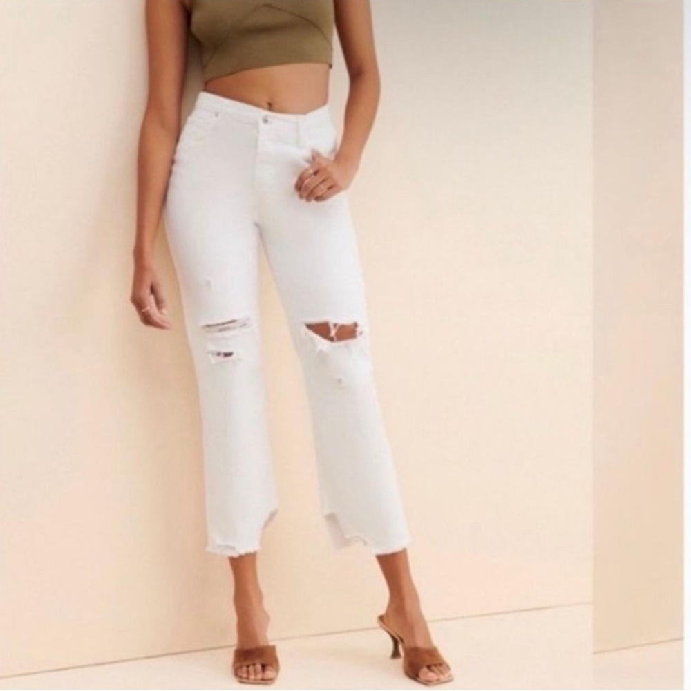 Clearance NWT. Free People Tapered  Boyfriend Jeans Chalk White Distressed